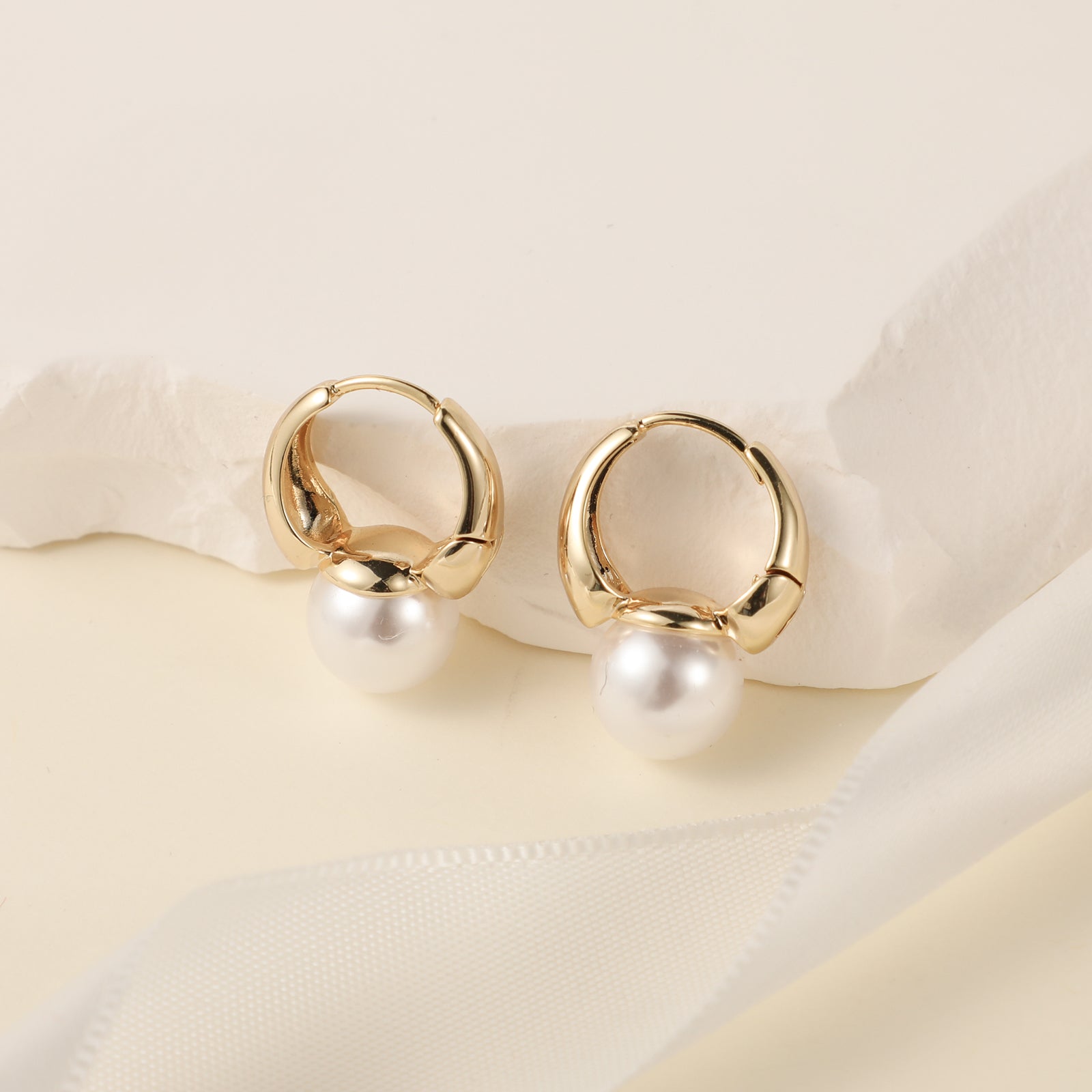 VENOCO Pearl Dainty Earrings