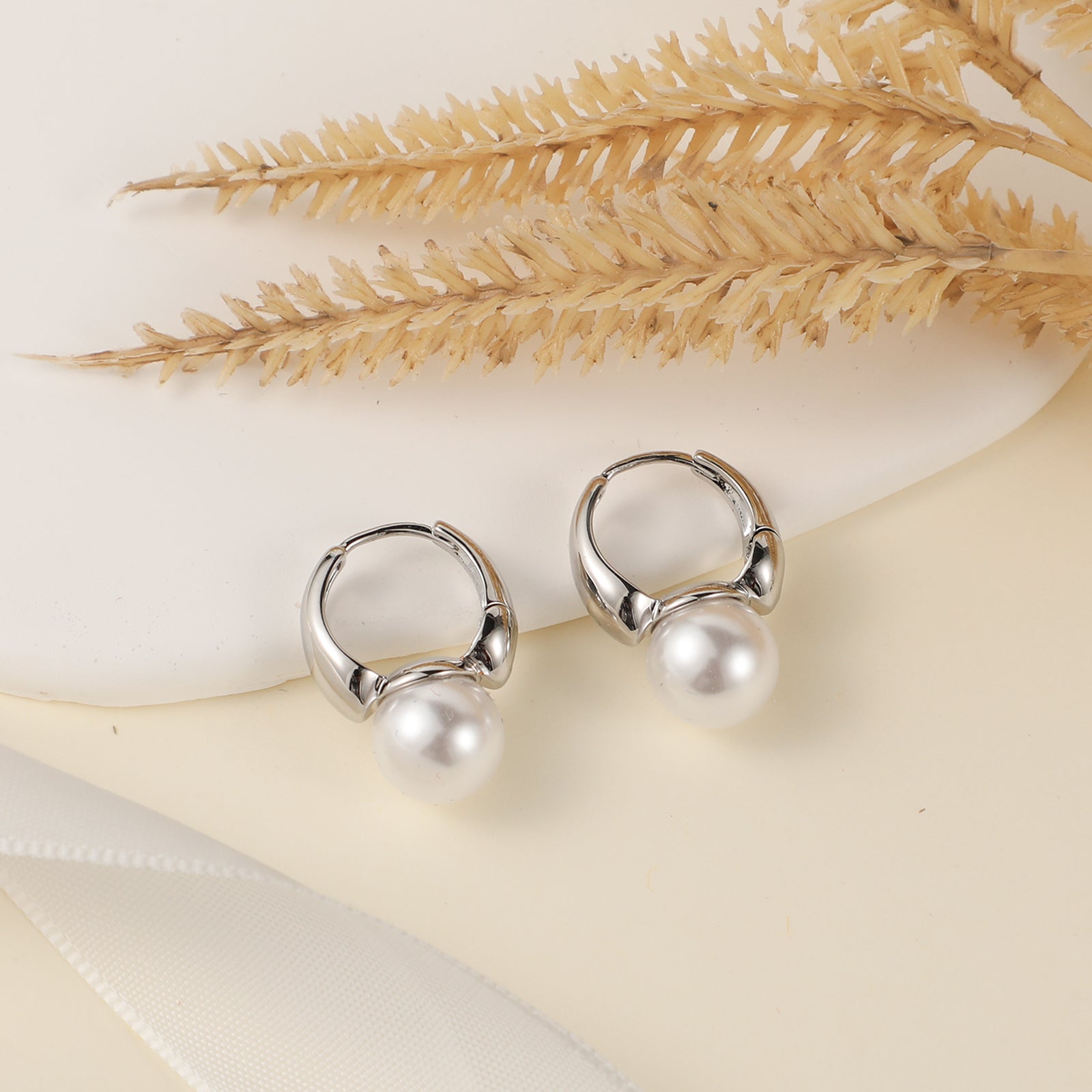 VENOCO Pearl Dainty Earrings