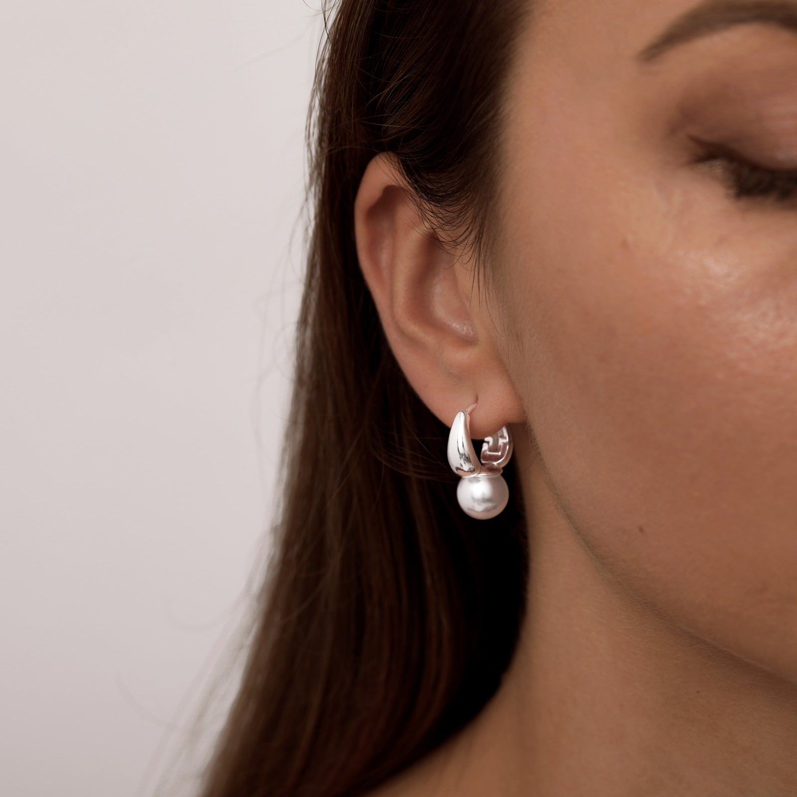 VENOCO Pearl Dainty Earrings