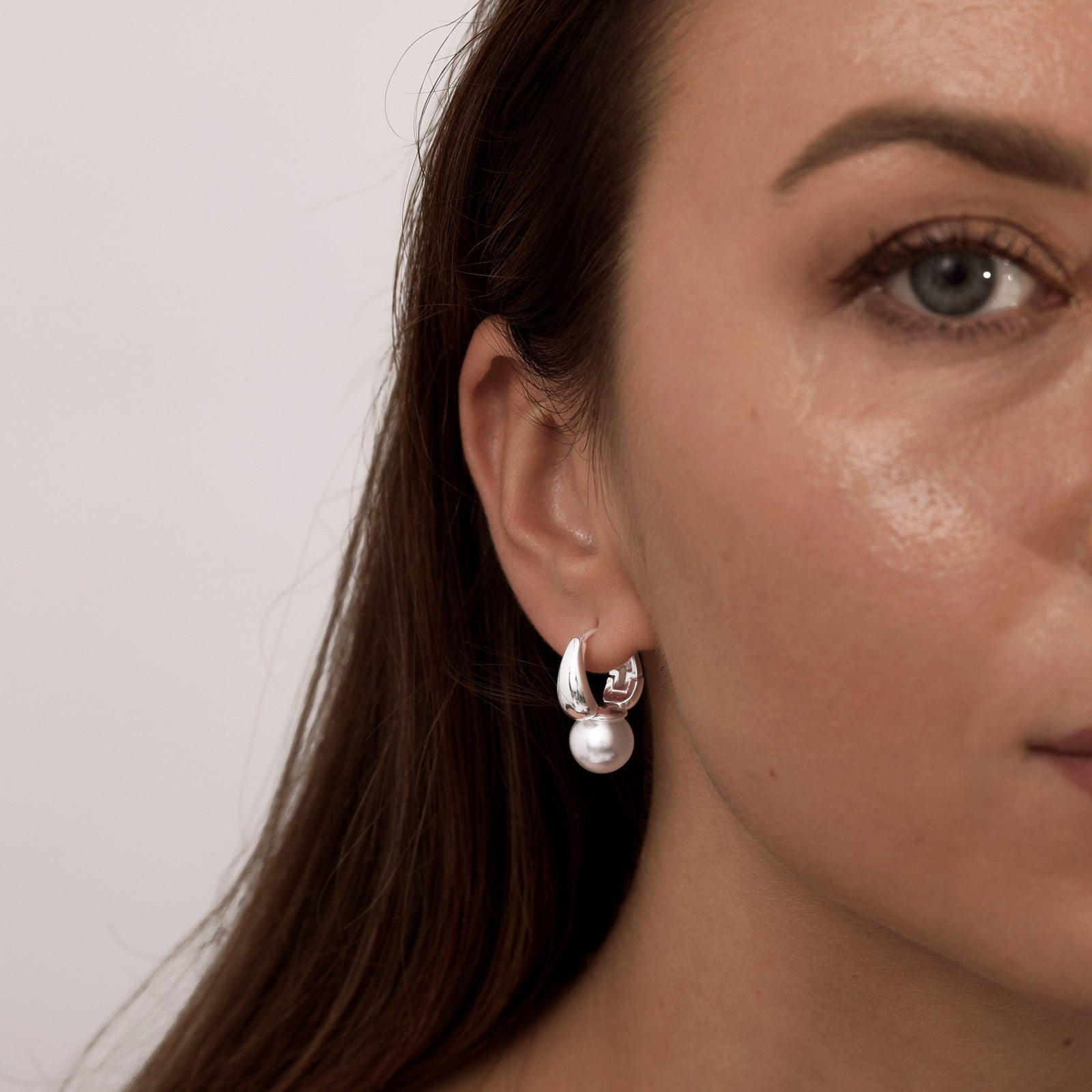 VENOCO Pearl Dainty Earrings