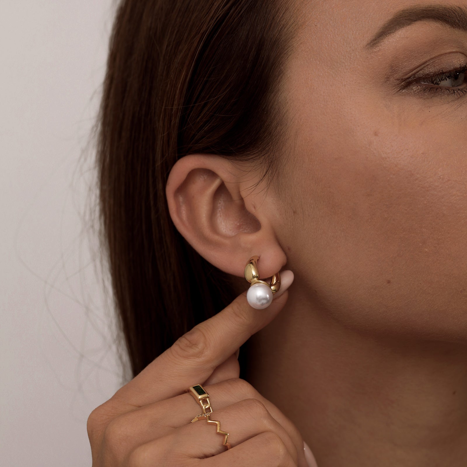 VENOCO Pearl Dainty Earrings
