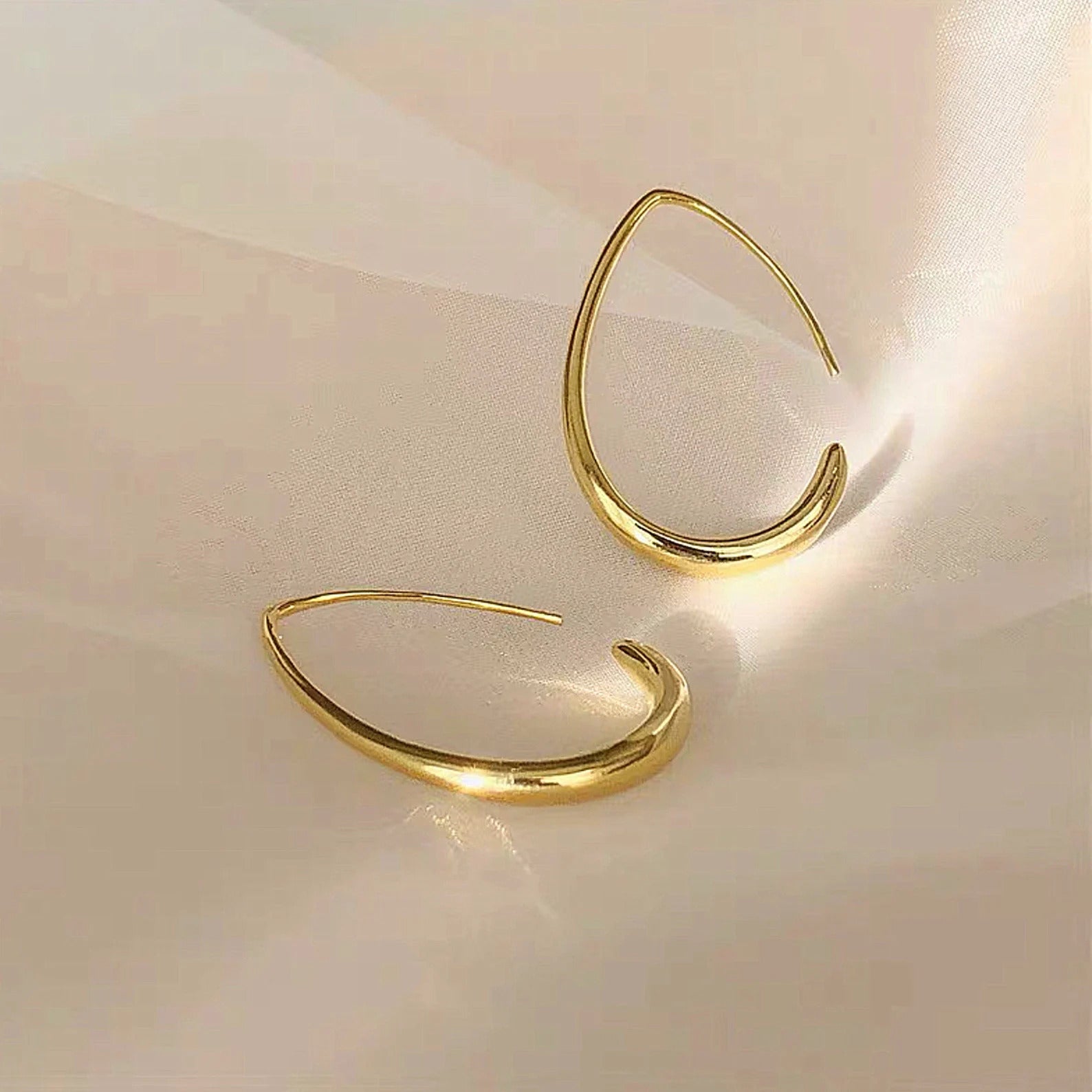 VENOCO Geometric Light Luxury Vintage Dainty Earring