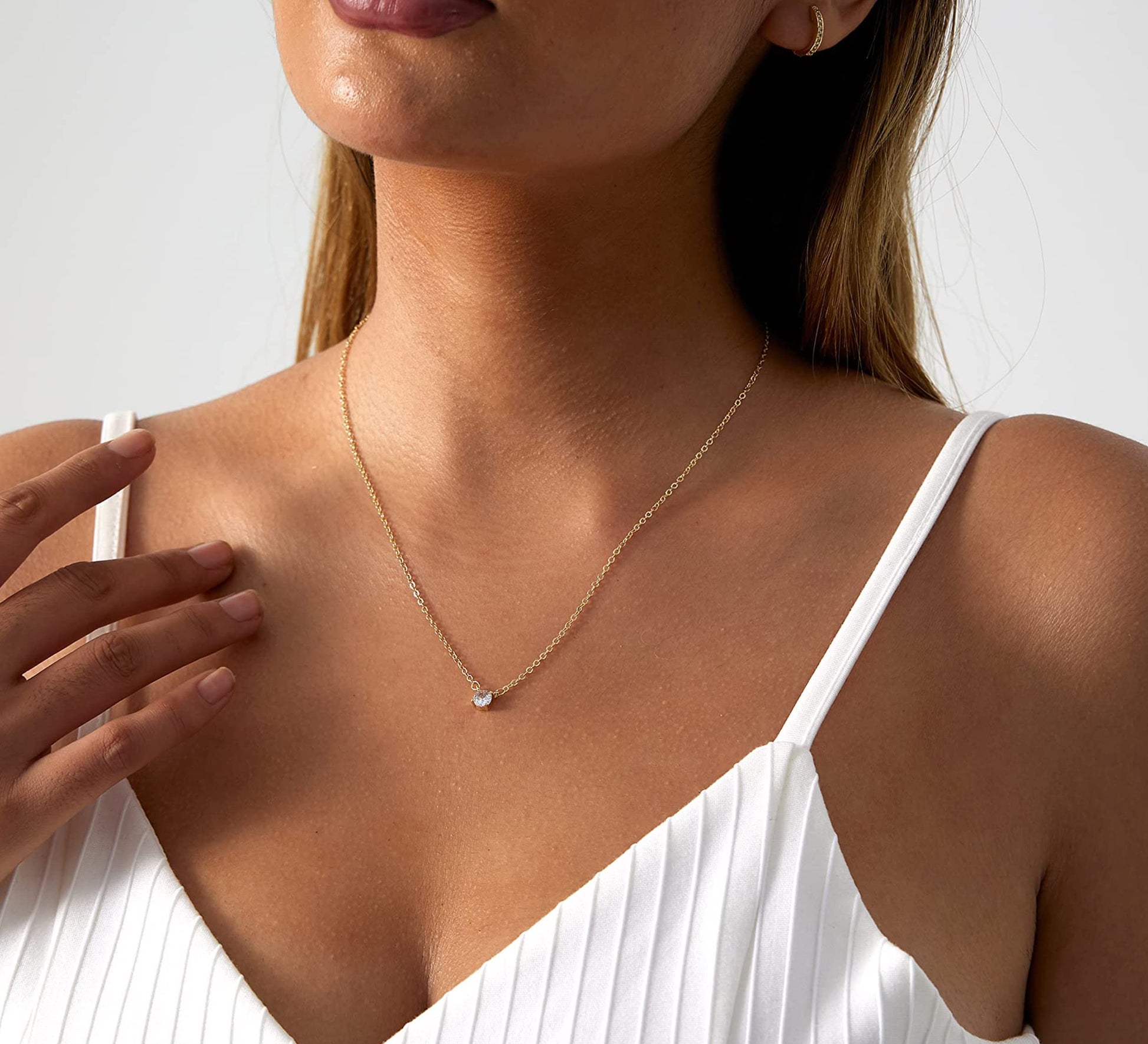 VENOCO Attractive Design Dainty Necklaces
